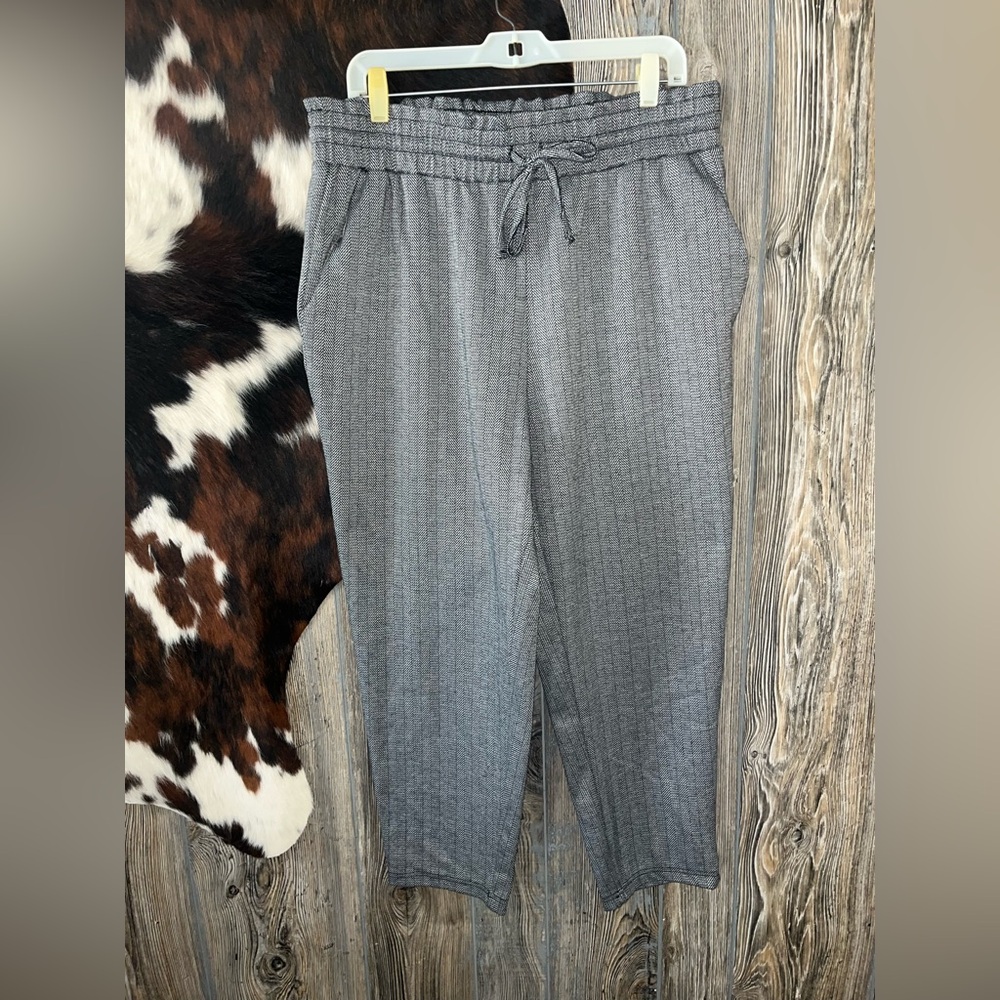 Lark + Grey size 1X grey, white and black tweed style straight leg pull on pants